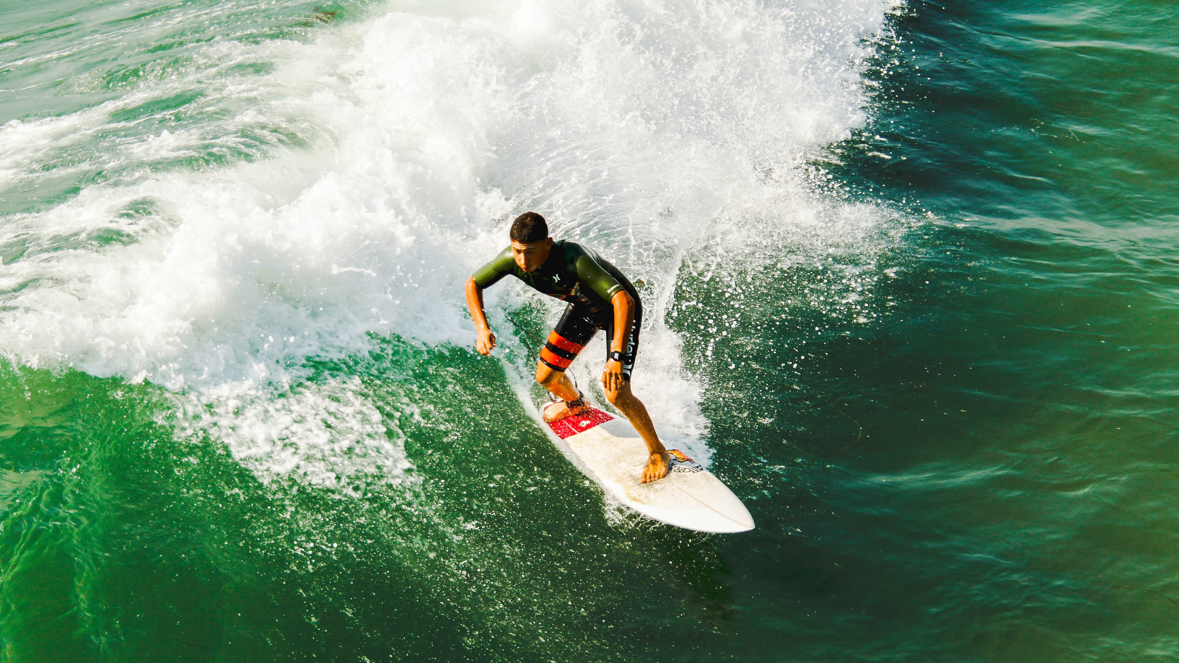 爱游戏在线玩-西甲内战：马德里德比火热进行，史诗对决，马德里竞技历年西甲排名